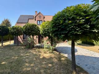 <strong>Rustig en landelijk gelegen woning in Kumtich met onder meer 3 slaapkamers, een garage, veel natuurlijke lichtinval en een aangename, groene tuin. De woning beschikt bovendien over zonnepanelen en heeft een EPC-label C. Watertoets A/A.</strong><br /><br />Op het gelijkvloers bestaat de woning uit een inkomhal, apart toilet, ruime woonkamer, keuken, wasplaats en garage.<br /><br />Op de eerste verdieping bevinden zich een nachthal, 3 slaapkamers en een badkamer.<br /><br />De woning beschikt aan de voorzijde over een ruime voortuin met oprit, die plaats biedt aan 2 wagens. Aan de achterzijde geniet u van een aangename en groene tuin met een ruim terras, een grasveld en een tuinhuis.<br /><br />De groene omgeving en de ruime tuin zorgen voor een aangename woonbeleving met volop privacy.<br /><br />De woning is gelegen in een autoluwe straat met uitstekende verbinding.<br /><br />Interesse? Neem gerust contact met ons op voor meer informatie of een bezoek.
