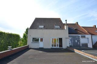 Ruim appartement met groot potentieel, zonnig terras en extra opslagmogelijkheden.<br /><br />Ontdek dit <strong>ruime appartement</strong> te Waregem (Desselgem) met tal van mogelijkheden, ideaal voor wie op zoek is naar <strong>een renovatieproject/afwerkingsproject met meerwaarde</strong>. De <strong>lichtrijke </strong>leefruimte (83m²) biedt dankzij haar open structuur een uitstekende basis voor een hedendaagse inrichting op maat.<br /><br />Op de bovenverdieping bevindt zich een <strong>ruime zolderverdieping </strong>met zichtbare dakconstructie, perfect om verder in te richten tot slaapkamers, bureau of hobbyruimte. Dit maakt het appartement bijzonder interessant voor wie extra woonvolume wenst te creëren.<br /><br />Een absolute troef is de mogelijkheid tot het aanleggen van <strong>een groot en zonnig dakterras</strong> bovenop de <strong>onderliggende loods </strong>(welke eventueel mee verkocht kan worden), waar u in alle privacy kan genieten van buitenruimte — een zeldzaamheid in dit segment.<br /><br />Verder beschikt het appartement over <strong>twee private parkeerplaatsen</strong>, wat zorgt voor extra comfort.<br /><br />Extra interessant: het <strong>onderliggende handelspand met loods (ca. 107 m²)</strong> is eveneens te koop, ideaal voor zelfstandigen, investeerders of wie wonen en werken wenst te combineren op één locatie.<br /><br /><u>Troeven op een rij:</u><br /><br />+ Veel ruimte en renovatiepotentieel;<br />+ Mogelijkheid tot groot dakterras;<br />+ Zolder met uitbreidingsmogelijkheden;<br />+ 2 privatieve bergingen;<br />+ Combinatiemogelijkheid met handelspand en loods (107 m²).<br /><br />Ideaal voor investeerders of handige kopers die op zoek zijn naar een vastgoedopportuniteit met rendement.<br /><br />EPC label C<br /><br />Benieuwd naar dit pand of een andere eigendom? www.coventa.be – 051 222 051