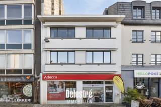 Een handelseigendom met potentieel, gelegen op een toplocatie in Aalst op de gekende Hopmarkt met een MOBI-SCORE van 9.1/10 en in de directe nabijheid van ‘H2i Foodmarket’, ‘Room 4 kids’, gekende horecazaken en parking Hopmarkt. Het gebouw wordt compleet verbouwd. <br />Actueel bestaande uit een handelseigendom met een totale oppervlakte van ca. 393 m². <br />Actuele indeling: commercieel gelijkvloers of kantoor 210 m² + 2 bovengelegen verdiepingen, actueel ingericht als uitzendkantoor. <br />Het is tevens mogelijk om het pand te huren aan 2.500 euro per maand + onroerende voorheffing. Gelegen op een boogscheut van de Grote Markt, Nieuwstraat en Zoutstraten. <br />De maandelijkse huurprijs bedraagt 2.500 euro. <br />Onroerende voorheffing ten laste van de huurder. <br />Benieuwd naar deze handelseigendom te huur in het centrum van Aalst?<br />Contacteer stephanie@immodelestre.be of 0474 33 27 85.<br />www.immodelestre.be<br /><br />