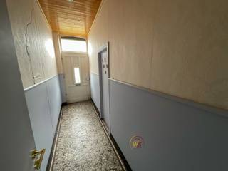 VEELZIJDIGE WONING MET GROOT POTENTIEEL. Dit interessant pand in Lauwe biedt een totale oppervlakte van 164 vierkante meter woonruimte op een grondoppervlak van 244 vierkante meter. Inkom, ruime living met grote open keuken. Badkamer gelijkvloers met douche, afzonderlijk toilet. Grote garage en extra private parking. Mooie tuin met terras en grote tuinberging. Op verdieping 2 grote slaapkamers en 1 kleine kamer/dressing. Te renoveren woning met veel mogelijkheden te Lauwe.