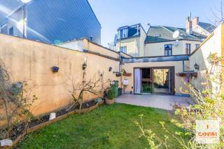 Deze ruime, op te frissen, woning met veel potentieel is gunstig gelegen vlakbij het centrum van Gent. De eigendom bestaat momenteel uit...