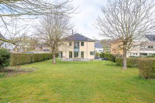 Century21 ImmoNero présente cette spacieuse villa contemporaine de 253m² + 134m² de sous-sol + grenier sur un beau terrain de 11A59ca orienté...