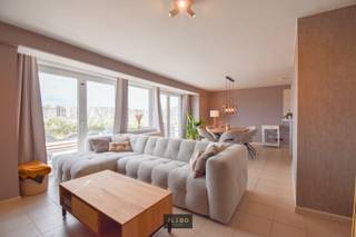 Op een toplocatie in Blankenberge, met uitzicht op de jachthaven, vinden we dit charmante en zonnige appartement op de tweede verdieping van een kleinschalige residentie zonder lift.<br /><br />Bij het binnenkomen word je meteen verwelkomd door een warme, open leefruimte met grote raampartijen die zorgen voor een overvloed aan natuurlijk licht en een prachtig zicht op de jachthaven. Aansluitend bevindt zich de volledig ingerichte keuken. Naast de keuken is er een handige berging voorzien met aansluiting voor wasmachine.<br />Het appartement beschikt over twee ruime en lichtrijke slaapkamers, waarvan één toegang biedt tot een rustig gelegen terras aan de achterzijde een fijne plek om in alle privacy van de buitenlucht te genieten.<br />De moderne badkamer is uitgerust met een inloopdouche, lavabomeubel en praktische opbergkast.<br /><br /><strong>Extra troeven</strong>
<ul>
<li><span>Veel natuurlijk licht en mooi zicht op de jachthaven</span></li>
<li><span>Twee ruime, volwaardige slaapkamers</span></li>
<li><span>Rustig terras aan de achterzijde</span></li>
<li><span>Praktische aparte berging</span></li>
<li><span>Badkamer met inloopdouche</span></li>
<li><span>Instapklaar en goed onderhouden</span></li>
</ul>
<strong>Mogelijkheid tot aankoop van een staanplaats</strong><br /><br />In de residentie is er mogelijkheid tot aankoop van een garage een waardevolle extra aan de kust, ideaal voor wie vlot en veilig wil parkeren of bijkomende bergruimte zoekt.<br />