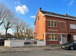 Sur Eduard Anseelestraat 3A à Willebroek, vous trouverez cette maison jumelée magnifiquement rénovée, idéalement située à distance de marche de...