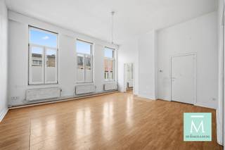 <p><span>Op te frissen 2-slaapkamerappartement op strategische ligging!</span></p><p><span>Dit lichtrijk appartement is gelegen op de tweede verdieping van een kleinschalig gebouw, nabij het centrum en Ring van Lier. Scholen, winkels, openbaar vervoer...op wandelafstand!</span></p><p><span>Via de centrale inkomhal betreden we de aangename leefruimte met aansluitend de keuken. De badkamer is uitgerust met douche, lavabo en toilet. </span></p><p><span>Dit appartement telt twee volwaardige slaapkamers (met ingemaakte kasten) waarvan één slaapkamer met zuidgericht balkon. De zolder kan perfect gebruikt worden als extra stockageruimte. </span></p><p><span>Het appartement heeft een gunstig EPC-label, wat garant staat voor een energiezuinige woonst en lagere energiekosten! </span></p><p><span>Wat dit appartement nog interessanter maakt, is dat er geen syndicus is en dus ook de zeer lage gemeenschappelijke kosten! </span></p><p><span>Kortom, met een beperkt opfrissingsbudget kan dit appartement omgevormd worden tot een zeer comfortabel en hedendaags appartement, ideaal voor eigen bewoning of als investering! </span></p><p><span>Benieuwd? Wacht dan zeker niet te lang en contacteer ons (bel 015/20.20.82 of info@demakelaardij.be)</span></p><p><span> </span></p>