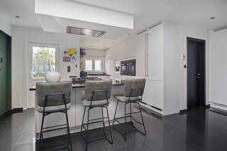 Pal in het centrum, maar toch rustig gelegen. Deze ruime woning met 5 slaapkamers en 2 badkamers biedt het ideale wooncomfort voor grotere gezinnen.<br />Dankzij de centrale ligging woont u hier op wandelafstand van scholen, openbaar vervoer, winkels en horeca. En dit met voldoende parkeergelegenheid voor de deur.<br /><br /><strong>Indeling</strong><br />Via de inkomhal komt u binnen in de eetruimte, die rechtstreeks aansluit op de ruime leefkeuken. De keuken is voorzien van veel kastruimte en beschikt over een praktische berging met aansluiting voor wasmachine en droogkast. Aansluitend bevindt zich de eerste badkamer, uitgerust met een inloopdouche, toilet en lavabomeubel.<br />Vanuit de keuken heeft u toegang tot het zuidgerichte terras en de tuin, waar het aangenaam vertoeven is.<br />Aan de voorzijde bevindt zich de gezellige woonkamer of TV-hoek, ideaal voor knusse avonden met het gezin.<br /><br />De eerste verdieping telt twee grote slaapkamers en een tweede badkamer met douche, ligbad, toilet en lavabomeubel.<br />Op de tweede verdieping bevinden zich nog eens twee volwaardige slaapkamers, een berging en een toilet.<br /><br />De zolderverdieping herbergt de vijfde slaapkamer, die ook kan dienen als hobbyruimte of bureau.<br /><br />Verder beschikt de woning over een kelder en kruipruimte, handig als extra opslag.<br /><br /><strong>Bijzonderheden</strong><br /><span>+ 5 volwaardige slaapkamers</span><br /><span>+ 2 badkamers, waarvan de tweede gerenoveerd is in 2024</span><br /><span>+ Daken vernieuwd en geïsoleerd in 2019</span><br />+ Zuidgerichte tuin met terras<br />+ Centraal, maar rustig gelegen<br />+ Nabij scholen, winkels en openbaar vervoer<br />+ Voldoende parkeergelegenheid