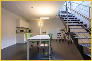 Immo Van Middelem verkoopt deze handels/kantoorruimte van +/- 176m² te verdelen over het gelijkvloers en -1.Het pand is volledig ingericht pand met...