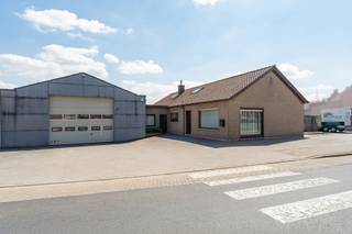 In het charmante dorpscentrum van Hollebeke, op een steenworp van Provinciedomein De Palingbeek en op slechts 15 minuten van het centrum van Ieper, bevindt zich dit veelzijdige eigendom boordevol mogelijkheden. Op slechts 100 m afstand bevindt zich een kleuter, lager, bakker en winkel. Dankzij de combinatie van een instapklare gezinswoning en een ruime loods van circa 250 m² vormt dit pand de ideale opportuniteit voor wie wonen en werken wil combineren. Bovendien beschikt de woning over een conforme elektrische installatie en een gunstige EPC-score met energielabel C.
We betreden de woning via de inkomhal met gastentoilet en praktische vestiairekast. Van hieruit komen we terecht in de ruime en lichtrijke leefruimte, waar een warme parketvloer, een gezellige gaskachel en maatwerkkasten zorgen voor een aangename woonbeleving. Aansluitend bevindt zich de volledig ingerichte kwaliteitskeuken, die uitgerust is met alle nodige comfort. Naast de keuken vinden we zowel een koele berging als een extra bergruimte met ingemaakte kasten.
Ook de slaapvertrekken bevinden zich op het gelijkvloers. De woning beschikt over drie volwaardige slaapkamers en een badkamer voorzien van een ligbad.
Verder omvat de woning nog een bureauruimte, een afzonderlijke wasplaats en een polyvalente ruimte die toegang biedt tot de praktische bergzolder.
Op het ruime perceel van maar liefst 1.774 m² geniet u bovendien van alle rust en ruimte die het buitenleven te bieden heeft. De aangename tuin en het open uitzicht over de omliggende velden maken het plaatje compleet.
Een unieke kans voor particulieren, zelfstandigen of ondernemers die op zoek zijn naar een eigendom waar comfortabel wonen en professionele activiteiten naadloos samengaan.
Interesse? Neem snel contact op met Hyboma!