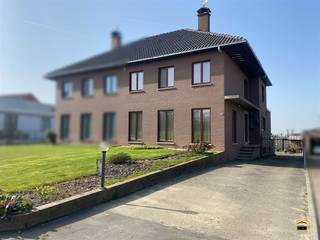 <p><span>Instapklare halfopen woning met zonnepanelen, kelder en garage in het<br />landelijke Kerniel op een mooi perceel met achterliggende grond (Borgloon)</span></p><p><span> </span></p><p><span>In het charmante en landelijke Kerniel, een deelgemeente van Borgloon, vinden we deze <br />instapklare halfopen bebouwing. De woning combineert ruimte, licht en energiezuinig wonen <br />dankzij de aanwezigheid van 15 zonnepanelen.<br /><br />De woning ligt op een perceel van 7a 9ca en het bijhorende achterliggende perceel is 12a 26ca.</span></p><p><span> </span></p><p><span>Via de inkomhal betreedt u de woning en komt u terecht in de ruime en lichtrijke leefruimte. De <br />grote eetkamer met aansluitende zithoek geniet van een aangename lichtinval dankzij de hoekligging <br />en de vele raampartijen, wat zorgt voor een open en luchtig gevoel.</span></p><p><span> </span></p><p><span>De volledig uitgeruste leefkeuken biedt alle comfort en sluit aan op een praktische en ruime</span></p><p><span>wasberging. Achteraan de woning bevindt zich de recent gerenoveerde badkamer, voorzien </span></p><p><span>van een moderne inloopdouche. In de hal is bovendien een apart gastentoilet aanwezig.</span></p><p><span> </span></p><p><span>Op de eerste verdieping bevinden zich drie ruime slaapkamers en een aparte dressing van maar liefst </span></p><p><span>11 m², wat zorgt voor extra comfort en opbergruimte.</span></p><p><span> </span></p><p><span>De woning is bovendien volledig onderkelderd en beschikt over een grote garage, wat zorgt voor extra <br />opslagruimte en praktische mogelijkheden.</span></p><p><span> </span></p><p><span>Bent u op zoek naar een instapklare woning met veel licht, ruimte en een rustige ligging in het mooie <br />Haspengouw? Dan is deze woning in Kerniel zeker een bezoek waard. Contacteer ons via 012 26 22 05</span><span>.</span></p>