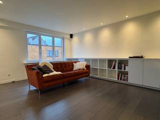 Instapklare woning te koop in Harelbeke met 3 slaapkamers en 2 leefruimtes!<br /><br />Bij het binnenkomen kom je terecht in de inkomhal, met links de inpandige garage en rechts de droge kelder. Verder leidt de hal naar de lichtrijke leefruimte met open keuken. Aansluitend vind je de badkamer met bad en lavabo, en daarnaast een apart toilet.<br /><br />Op de eerste verdieping bevindt zich één slaapkamer, een apart toilet en een polyvalente ruimte die kan dienen als leefruimte, bureau, hobbykamer…<br /><br />Op de tweede verdieping zijn er nog twee slaapkamers met ingemaakte kasten, evenals een zolderruimte. Buiten is er een gezellig terras met tuintje. Voor de woning is er bovendien parkeergelegenheid voor je wagen.<br /><br />Meer info? Bel Amber 0470 11 17 12 <br /><br />PLUSPUNTEN:<br />+ 3 slaapkamers<br />+ Garage<br />+ EPC C