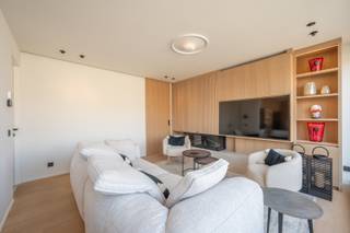 Ontdek de ultieme luxe en comfort in dit prachtige penthouse gelegen op de 6e verdieping van de gerenommeerde residentie Centrale aan de Lippenslaan in Knokke. Dit unieke appartement is recentelijk volledig gerenoveerd met hoogwaardige afwerkingen en biedt een ongeëvenaarde woonervaring.<br /><br />Highlights van het Penthouse:<br />•Twee Ruime Dakterrassen: Geniet van de zon van 's ochtends tot 's avonds op het voorterras van 60 m² met een adembenemend uitzicht op de Lippenslaan en de zee, of ontspan op het achterterras van 40 m², voorzien van grote schuiframen en sierlijke beplanting.<br />•Luxe Afwerking: Het appartement is in 2023 volledig gerenoveerd met hoogstaande en duurzame materialen. De inkomhal is voorzien van 5 grote verlichte kasten en een video-intercomsysteem voor extra veiligheid.<br />•Ruime Woonkamer: De woonkamer van ruim 50 m² beschikt over ultramoderne schuiframen van 16 meter, een ingebouwd 65-inch tv-scherm, een elektrische open haard en talrijke verlichte kasten. De eetkamer is ingericht voor 6 personen en de keuken is voorzien van een centraal eiland van 5 meter lang, een Amerikaanse koelkast, inductiekookplaat, diverse inbouwovens en kasten, een ingebouwde vaatwasser en een design inox spoelbak.<br />•Moderne Slaapkamers: De master bedroom is zeer ruim en heeft een eigen toilet en wastafel, grote verlichte kledingkasten, een prachtige spiegel, bureau, ingebouwde 55-inch flatscreen en een efficiënt verlichtingssysteem. De tweede slaapkamer biedt een luxueuze privéruimte met bureau, een 55-inch flatscreen, grote spiegel, doucheruimte en een eigen toilet.<br />•Luxe Badkamer: De badkamer is rustgevend ingericht met een modern ligbad, verwarmde vloer en wand, twee grote designwastafels en een Italiaanse glazen inloopdouche.<br />•Praktische Voorzieningen: Het appartement beschikt over een wasruimte van ruim 10 m² met een grote inox spoelbak en een ingebouwde wasmachine en droogkast. Het verwarmingssysteem bestaat uit stijlvolle en discrete radiatoren met hoge warmteafgifte, en er is een ingebouwde en discrete airco voor comfort tijdens de hete zomermaanden.<br />Locatie:<br />Dit exclusieve penthouse is gelegen op slechts 10 seconden wandelen van tal van goede bakkerijen, kwaliteitscateraars, prestigieuze winkels, bekende restaurants en terrassen. Geniet van de levendige sfeer en het gemak van wonen in het hart van Knokke, de populairste badplaats van België.<br /><br />Dit penthouse is een unieke en zeldzame gelegenheid om te wonen in één van de bekendste straten van Knokke. Met zijn luxe afwerking, ruime terrassen en moderne voorzieningen biedt het een ongeëvenaarde leefsfeer. Mis deze kans niet en maak vandaag nog een afspraak voor een bezichtiging!