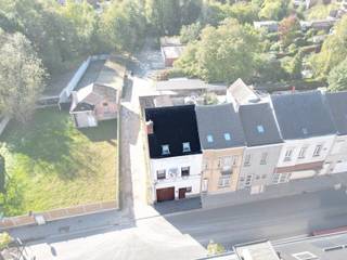 <p><span><strong><span>Ruime woning met 2 SLPK, Garage én Werkplaats/Magazijn!</span></strong><br /><br />Deze ruime woning geniet van <strong>een uitstekende ligging</strong>, <strong>vlak bij een groene zone </strong>waar u heerlijk kunt wandelen en fietsen. Ook <strong>het stadscentrum bevindt zich op fietsafstand</strong>. Bovendien zijn er heel wat voorzieningen in de onmiddellijke omgeving: <strong>een bushalte in de straat</strong>, het stedelijk zwembad, sportcentrum Beukenhof en het AZORG-ziekenhuis aan de Moorselbaan liggen allemaal vlakbij.</span></p>
<p><strong><span>Op het gelijkvloers</span></strong><span> bevindt zich de inkomhal met enerzijds toegang tot <strong>een ruime inpandige garage van ruim 30 m²</strong> en anderzijds tot een <strong>afzonderlijke bureauruimte</strong>. Aansluitend aan de garage bevindt zich <strong>een bijzonder ruime werkplaats of magazijn van ruim 62 m²</strong>, uitgerust met <strong>een apart toilet en een doucheruimte</strong>. Een extra troef is de rechtstreekse toegang tot deze ruimte via de naastgelegen zijweg, wat tal van mogelijkheden biedt voor wie wonen en werken wil combineren of nood heeft aan <strong>extra opslagruimte</strong>.</span></p>
<p><strong><span>De eerste verdieping</span></strong><span> omvat <strong>een ruime leefruimte met open, volledig geïnstalleerde keuken</strong>. Daarnaast is er <strong>een apart gastentoilet</strong> en een <strong>afgesloten berging</strong>, voorzien van aansluitingen voor wasmachine en droogkast. Vanuit deze berging bereikt u de <strong>lichtrijke veranda</strong>, waar u kunt genieten van het zicht op het zonneterras.</span></p>
<p><strong><span>Op de tweede verdieping</span></strong><span>, <strong>bereikbaar via een vaste trap</strong>, bevinden zich <strong>twee ruime slaapkamers en een badkamer</strong>, ingericht met een <strong>lavabomeubel, ligbad, douche en toilet</strong>.</span></p>
<p><span>Dankzij de ruime indeling, de grote garage en werkplaats en de centrale ligging biedt deze woning heel wat potentieel. Een interessante opportuniteit voor wie op zoek is naar <strong>een ruime woning met extra werk- of opslagmogelijkheden</strong>, en dit op een locatie waar groen, sport, winkels en andere voorzieningen vlot bereikbaar zijn.<br /><br />Voor meer info en/of een bezoek, contacteer KURTIMMO via info@kurtimmo.be OF 0476/076993!<br /></span></p>