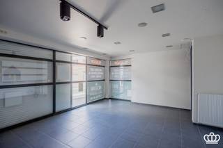 <p><span>Verrassend ruime woning met handelsgelijkvloers, dubbele garage/carport en prachtige tuin gelegen op topligging in het centrum van Essen.</span></p><p><span> </span></p><p><span>INDELING</span></p><p><span> </span></p><p><span>Gelijkvloers:</span></p><p><span>De commerciële ruimte is gelegen aan de straat en heeft een aparte ingang : hier zijn vele mogelijkheden als praktijk, kantoor,winkelpand..</span></p><p><span>De woning zelf heeft een apart inkomhal, gastentoilet en ruime traphal.</span></p><p><span>Sfeervolle en lichtrijke leefruimte met open haard, mooie parketvloer en uitzicht over de tuin.De eetkamer kan afgesloten worden middels schuifdeuren .</span></p><p><span>De keuken is comfortabel uitgerust met hedendaagse apparatuur en beschikt over een extra ontbijthoek/eetkamer. Ook hier direct contact met het terras en de tuin. Verder nog een praktische bijkeuken achter de keuken , en een ruime voorraadkelder.</span></p><p><span> </span></p><p><span>Verdieping:</span></p><p><span>Op de tussenverdieping bevindt zich een multifunctionele ruimte (nu als berging ingericht).</span></p><p><span>Eenmaal boven zijn er vooraan 3 ruime slaapkamers, de masterbedroom met grote inloopdressing geniet van het zicht op de tuin.</span></p><p><span>De badkamer is zeer groot : centraal vrijstaand ligbad, dubbele wastafel, een extra grote inloopdouche, en nog extra ingemaakte kasten.</span></p><p><span> </span></p><p><span>Tuin:</span></p><p><span>De tuin is zeer uitnodigend, met groot terras direct aan de woning, en nog een extra overdekt terras voor mooie zomeravonden. </span></p><p><span>Achteraan in de tuin bevindt zich een handige tuinberging en toegang tot de garage/carport voor 2 wagens.</span></p><p><span> </span></p><p><span> </span></p>