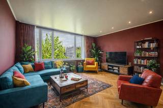 <p>LIGGING<br /><br />Deze <strong>veelzijdige woning</strong> is uitstekend gelegen aan de Einde Were, <strong>op slechts enkele minuten van het historische centrum van Gent</strong>. In de directe omgeving vindt u een ruim aanbod van winkels, supermarkten, scholen, horeca en ontspanningsmogelijkheden. <br /><br />De <strong>uitstekende bereikbaarheid</strong> is een groot pluspunt: het openbaar vervoer, de R40 en de E17/E40 liggen vlakbij, waardoor je moeiteloos elke bestemming bereikt. Bovendien geniet u van tal van groene troeven op wandelafstand, zoals het <strong>Groenevalleipark</strong>, de <strong>Coupure</strong> en <strong>natuurreservaat Bourgoyen</strong>. Uitstekende Mobiscore: 9,4/10<br /><br />INDELING<br /><br />Bij het betreden van deze ruime woning (<strong>248 m²</strong>) met <strong>open zicht</strong> wordt u meteen verwelkomd in een indrukwekkende <strong>multifunctionele ruimte van ca. 70 m²</strong>. De grote raampartijen zorgen hier voor een overvloed aan natuurlijk licht en een aangenaam open gevoel. Aansluitend vindt u een geïnstalleerde keuken, een eerste badkamer en een apart toilet.<br /><br />Verder is er een <strong>zuidwestgericht</strong>, overdekt terras waar u volop van het licht kan genieten. Dit terras geeft toegang tot een <strong>uitzonderlijk ruime garage met plaats voor maar liefst 4 wagens</strong>, uitgevend op de <strong>Overzet</strong>. De garage beschikt bovendien over een extra verdieping, ideaal als opslagruimte.<br /><br />Op de eerste verdieping bevinden zich <strong>twee ruime kamers</strong>, waarvan één perfect kan dienen als leefruimte. De tweede verdieping telt eveneens <strong>twee ruime kamers </strong>met een charmante plankenvloer. Op de derde verdieping vindt u nog een extra slaapkamer en een volledig ingerichte badkamer met douche en toilet. Tot slot beschikt de woning over een droge kelder.<br /><br />Dankzij <strong>14 zonnepanelen, een warmtepomp, airco’s en hoogrendementsbeglazing</strong> geniet u van een gunstig EPC en energiezuinig wooncomfort.<br /><br />TROEVEN</p>
<ul>
<li>Ruime garage voor 4 wagens</li>
<li>Energiezuinige woning</li>
<li>Tal van mogelijkheden dankzij grote oppervlaktes en flexibele indeling</li>
</ul>
<p><br /><strong>Mis deze kans niet</strong>! Neem vandaag nog contact op met Arthur via +32 473 90 90 94 om een afspraak in te plannen.</p>