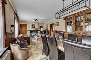 <p>Op <strong>een prachtige landelijke ligging</strong> in Aspelare bevindt zich <strong>deze gelijkvloerse woning</strong> boordevol potentieel op <strong>een ruim perceel van 20 a 20 ca</strong> met open zicht op het groen. Deze eigendom is een unieke opportuniteit voor wie op zoek is naar rust, ruimte en tal van mogelijkheden. Dankzij de aanwezige opslagruimte is dit pand ideaal voor zelfstandigen, hobbyisten of mensen die nood hebben aan extra stockageruimte. Bovendien biedt het perceel ook interessante ontwikkelingsmogelijkheden: mits afbraak van de bestaande woning en het bekomen van de nodige verkavelingsvergunning, kunnen hier mogelijk <strong>drie bouwgronden voor halfopen bebouwing</strong> gerealiseerd worden. De woning omvat op het gelijkvloers een inkomhal, een gezellige living, een keuken,<strong> een veranda met uitzicht op de tuin, één slaapkamer, </strong>een bureau, een badkamer, een toilet en <strong>een garage</strong>. <strong>Het ruime zolderverdiep</strong> biedt de mogelijkheid om nog twee tot drie extra slaapkamers te creëren. Daarnaast is er <strong>een afzonderlijk schuurtje</strong> aanwezig dat perfect kan dienen als opslagplaats of werkruimte. Buiten geniet men van <strong>een voortuin, ruime oprit en een diepe tuin</strong> waar men volledig tot rust komt met prachtig uitzicht over de omliggende velden. Een eigendom met enorm veel potentieel op een uitzonderlijk rustige locatie. (Maatregelen opgenomen in het maatregelenregister: neen)</p>