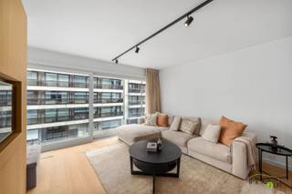 PRACHTIG GERENOVEERD 2-SLAAPKAMERAPPARTEMENT (85M²) MET 2 TERRASSEN EN ZIJDELINGS ZEEZICHT MEER INFO: https://www.immo2life.be/nl/te-koop?view=detail&amp;id=1274 Dit stijlvol gerenoveerd appartement met 2 slaapkamers gelegen op de 2de verdieping van de residentie "Orfeo" geniet van een aangenaam zijdelings zeezicht en bevindt zich op slechts enkele passen van het bruisende Rubensplein en het casino van Knokke. Een uitstekende ligging vlakbij de zee, winkels, restaurants en alle voorzieningen.Het energiezuinig appartement (EPC 140 kWh/(m²jaar), EPC label B) werd recentelijk (2023) gerenoveerd en bevindt zich in een perfecte staat. Alle gerenoveerde materialen zijn high quality en minimalistisch uitgezet in functie van ruimtebeleving en feelgood.Het appartementsgebouw onderging een volledige metamorfose: nieuwe voorgevel (2020), vernieuwde terrassen (voor- en achteraan) met nieuwe balustrades (vooraan), vernieuwing liften (2023), isolatie dak, vroegere conciërgerie wordt ingericht als gemeenschappelijke fietsenberging (reeds betaald door VME) en de gemeenschappelijke inkomhal werd volledig vernieuwd (2026). Bovendien is de elektriciteit in het appartement conform de AREI-normen tot en met 28 september 2047. De indeling is als volgt: inkomhal met vestiaire en apart gastentoilet, lichtrijke woon- en eetkamer met zijdelings zeezicht en toegang tot het terras via het schuifraam, volledig ingebouwde open keuken voorzien van alle toestellen (Miele) aansluitend op de leefruimte, nachthal, praktische berging met aansluiting voor wasmachine en 2 volwaardige slaapkamers voorzien van ingemaakte kasten, beide geschikt voor een dubbel bed en elk voorzien van een eigen ingerichte badkamer (met (inloop)douche en wastafel). De master bedroom biedt toegang tot een 2de zongericht terras met praktische buitenberging. In de kelderverdieping bevindt zich een privatieve kelder en op het gelijkvloers is er een gemeenschappelijke fietsenberging.Mogelijkheid tot overname van de meubels.