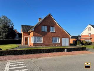 Gezellige open bebouwing met 3 slaapkamers in rustige wijk nabij centrum Alken.*asbestveilig Vlakbij het centrum van Alken en toch rustig gelegen,...