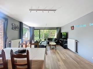 Profitez du calme, de l'espace et d'une jolie terrasse avec vue sur le parc tous les jours. Les grandes fenêtres apportent une sensation de plein...