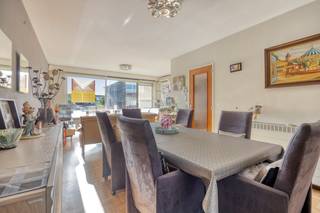 Ben je op zoek naar een praktisch ingedeeld appartement met twee slaapkamers, een terras en een eigen autostaanplaats?<br />Dan is dit appartement in de Pijlstraat zeker een match, vlakbij het centrum van Zwijndrecht.<br /><br />Je komt binnen via de inkomhal met ingemaakte kasten, die meteen zorgt voor extra opbergruimte.<br />Vanuit de inkomhal kom je in de leefruimte met aansluitende keuken.<br />De aangename leefruimte, <strong>voorzien van airco</strong>, biedt voldoende plaats voor een gezellige zithoek en eethoek.<br /><br />Het appartement beschikt over<strong> twee slaapkamers</strong>, waarvan één rechtstreeks toegang geeft tot het terras.<br />Verder is er een badkamer met lavabo en ligbad en een aparte ruimte voor was-en droogmachine.<br />Daarnaast zijn er een afzonderlijk toilet en een praktische berging aanwezig.<br /><br /><strong>Een eigen autostaanplaats</strong>, inbegrepen in de prijs, vormt een bijkomende troef en zorgt voor extra parkeergemak.<br />Een comfortabel appartement met een praktische indeling.<br /><br />Ideaal voor wie op zoek is naar een fijne thuis of <strong>een interessante investering.</strong><br /><br /><br />Kom je graag eens kijken? Bel ons op 03/775.78.79.<br />Ben je ook van plan jouw eigendom te verkopen? Maak een afspraak voor een gratis schatting, wij maken er samen een succesverhaal van!<br />