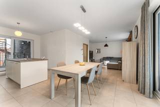 Nabij centrum Roeselare op de tweede verdieping -  recent  2 slaapkamers en twee terrassen in de Residentie El Palmar. Totale oppervlakte 138,43 m²In...