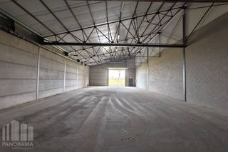 Nieuw gerenoveerde KMO-unit met een oppervlakte van 379 m², de unit maakt deel uit van de <strong>nieuwe KMO-ontwikkeling </strong>'VLASCO 2' bestaande uit 8 KMO-units met oppervlaktes tussen 375 m² en 385 m² (eventueel samen te voegen tot grotere entiteiten).<br /><br />Gelegen op de voormalige site van een oude vlasverwerkingssite in<strong> Kortemark</strong>, op een bedrijvensite langs de Vladslostraat, in een rustige maar strategisch goed bereikbare omgeving in Kortemark. Het project bevindt zich centraal in de driehoek Diksmuide, Torhout en Roeselare en ligt op korte afstand van de E403, wat zorgt voor een vlotte verbinding met de rest van West-Vlaanderen en daarbuiten.<br /><br />De magazijnruimtes worden opgebouwd uit een staalconstructie met als gevelbekleding een betonplint in combinatie met sandwichpanelen, de dakbedekking is voorzien in geprofileerde sandwichpanelen. Alle units zijn toegankelijk via een automatische sectionale poort (4,50 m B x 4,50 m H) en een aparte toegangsdeur. Bijkomend zijn de magazijnen met een vrije hoogte van +/- 4,84 m tot +/- 8,32 m onder dak, uitgerust met een betonvloer en zijn de nodige nutsvoorzieningen aanwezig (water, elektriciteit).<br /><br />Ruime parkeer- en manoeuvreerruimte op de site. Per unit zijn er minstens 3 parkeerplaatsen voorzien.<br /><br />Onmiddellijk beschikbaar. Geschikt voor zowel opslag als productie.<br /><br />Contacteer<strong> PANORAMA B2B </strong>voor bijkomende inlichtingen, plannen of een vrijblijvend plaatsbezoek op <strong>0479 70 70 73</strong>.