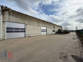 Fantastisch gelegen bedrijfsgebouw vlak bij de Knokkebaan (N44), met uitstekende verbinding naar het op- en afrittencomplex van de E40 te Aalter...