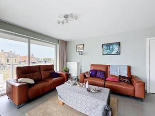 Ruim appartement (103m²) met 2 slaapkamers, staanplaats en terras (11m²) te huur in de Rodestraat te Veurne. Het appartement is ideaal gelegen nabij het station van Veurne en op wandelafstand van winkels.<br /><br />INDELING:<br />> Eerste verdieping:<br />- Inkom met gastentoilet;<br />- Leefruimte (47m²) met open keuken voorzien van elektrische kookplaat, dampkap, frigo, oven, ingebouwde vaatwas en dubbele gootsteen;<br />- Nachthal;<br />- Berging (4,5m²) met aansluiting voor wasmachine;<br />- Slaapkamer 1 (11,46m²);<br />- Slaapkamer 2 (11,06m²);<br />- Badkamer (5m²) met wasmeubel en douche;<br />- Terras (11m²).<br /><br />> Kelderverdieping:<br />- Autostaanplaats;<br />- Gemeenschappelijke fietsenberging.<br /><br />TROEVEN:<br />- TOPlocatie;<br />- Energiezuinig;<br />- Instapklaar.<br /><br />Gemeenschappelijke kosten: + €60/maand<br />Beschikbaar vanaf: 01/10/2026<br /><br /><br />Ben je geïnteresseerd in dit pand te huur in Veurne? Ga naar de website www.dewaele.com, klik op het pand dat je wenst te huren. Via de rode knop "vraag je bezoek aan" vragen we u kort een profiel in te vullen. Daarna nemen we contact op voor een bezoek. Telefonisch kunnen er geen afspraken gemaakt worden.