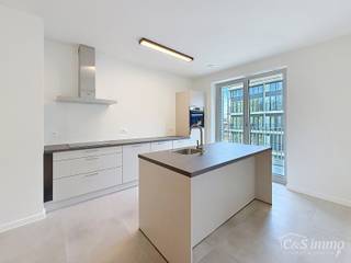 <p>Een stijlvol en energiezuinig appartement (ca. 115 m²) met een ruim terras met prachtig uitzicht op de binnentuin van project Groene Poort (<span>Lange Lobroekstraat 124 verdieping 3, 2060 Antwerpen)</span> Dit unieke project werd gerealiseerd in 2026 en onderscheidt zich door zijn moderne architectuur en gemeenschappelijke tuin.<br />De inkomhal is voorzien van een vestiaire. De ruime en lichtrijke leefruimte (ca. 40 m²), afgewerkt met keramische tegelparket, geniet van een uitzonderlijke lichtinval en directe toegang tot het zonnige terras. Aansluitend bevindt zich een open, volledig ingerichte keuken met een eiland.<br />Het terras sluit naadloos aan op de leefruimte en keuken en vormt de ideale plek om te ontspannen.<br />Twee volwaardige slaapkamers (ca. 15 m² en 13 m²). De masterbedroom op parket (ca. 15 m²) met een ensuite badkamer, uitgerust met een badkamermeubel, en inloopdouche, alsook ensuite een dressingruimte. Daarnaast heeft de tweede slaapkamer (ca. 13m²) alsook een individuele douchekamer.<br />Verder is er een praktische berging met aansluiting voor een wasmachine en apart toilet met handenwasser. Fietsenberging voorzien.<br />Het appartement is nieuw geschilderd, beschikt over de nodige gordijnen en verlichting. Een ondergrondse autostaanplaats is beschikbaar aan € 125.<br />Dit unieke complex biedt een gemeenschappelijke tuin en event ruimte. Beschikbaar 15 aug.</p>