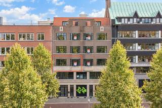 <h2><span>LUXE 1 SLAAPKAMER APPARTEMENT AAN HET EILANDJE</span></h2><p><span>Op een Toplocatie aan het </span><span>Eilandje in Antwerpen</span><span> bevindt zich dit uitzonderlijk mooi gerenoveerde 1-slaapkamerappartement, waar </span><span>ruimte, licht en hoogwaardige afwerking</span><span> centraal staan. Een stijlvol en instapklaar appartement met een warme, tijdloze uitstraling.</span></p><p><span>De royale leefruimte valt onmiddellijk op door haar </span><span>grote raampartijen en overvloedige natuurlijke lichtinval</span><span>. De prachtige parketvloer, warme materialen en verfijnde verlichting creëren een bijzonder aangename sfeer. Dankzij de open indeling vloeien salon, eetruimte en keuken naadloos in elkaar over.</span></p><p><span>De </span><span>luxueuze maatwerkkeuken van de gespecialiseerde keuken- en kastenbouwer MANAS,</span><span> vormt een echte blikvanger en werd uitgevoerd met hoogwaardige materialen, veel kastruimte, geïntegreerde toestellen en een royaal kookeiland. Een keuken die zowel esthetisch als praktisch tot in de puntjes werd uitgewerkt.</span></p><p><span>De</span><span> </span><span>ruime slaapkame</span><span>r is rustig gelegen en heeft de nodige natuurlijke lichtinval.</span></p><p><span>De badkamer</span><span> werd ingericht als een echte wellnessruimte, met</span><span> ruime inloopdouche en dubbel wastafelmeubel</span><span>. De combinatie van natuursteenlook, warme houtaccenten en sfeervolle verlichting maakt het geheel compleet. </span><span>Apart Gastentoilet.</span></p><p><span>Een absolute meerwaarde is de </span><span>private buitenruimte</span><span>, kan ingericht worden als rustige stadsoase met veel groen en ruimte voor een gezellige loungehoek. (uitwerking door ontwikkelaar mogelijk)</span></p><p><span>Gelegen op een bijzonder centrale ligging, Nabij het Eilandje, op wandelafstand van </span><span>de Scheldekaaien, het MAS en het historische stadscentrum</span><span>, met tal van restaurants, koffiebars en winkels in de onmiddellijke omgeving. </span></p><p><span>MOGELIJKHEID AANKOOP PRIVATIEVE KELDER(S) €8.250 - €12.000 gaande van 12M² - 18M².</span></p><p><span>TROEVEN:</span></p><ul><li><span>Hoogwaardige materialen</span></li><li><span>LIFT met uitgang op verdiep, ook tot -1</span></li></ul><ul><li><span>Zicht op groen (straatkant)</span></li><li><span>Breed en Lichtrijk appartement</span></li><li><span>Gemeenschappelijke fietsenberging</span></li><li><span>Nabij Eilandje, Winkels, Restaurants, Uitvalswegen, Fitness Centra, ... </span></li></ul><ul><li><span>Mobiscore 9,5/10</span></li><li><span>Volledig instapklaar (Nieuwbouw staat)</span></li><li><span>Toplocatie</span></li><li><span>Keuzemogelijkheden Keuken en Badkamer (mogelijk in deze fase)</span></li><li><span>EPC label A</span></li><li><span>Privatieve Zonnepanelen 1500Wp</span></li></ul><p><span> </span></p><p><span>IDEAAL VOOR YOUNG PROFESSIONALS, een uitzonderlijk 1-slaapkamerappartement voor wie op zoek is naar licht, luxe, hoogwaardige afwerking en een topligging in Antwerpen. </span></p><p><span> </span></p><p><span>Instapklaar wonen op zijn best.</span></p><p><span> </span></p><p><span> </span></p><p><span> </span></p><p><span> </span></p><p><span> </span></p>