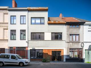 <strong>Karaktervol en uniek gerenoveerde gezinswoning (232 m2) met onder meer zes slaapkamers, twee badkamers, een bureauruimte en een aangename tuin in Ledeberg.</strong><br /><br />Deze ruime stadswoning geniet van een centrale ligging in Ledeberg, met winkels en voorzieningen op wandelafstand en het centrum van Gent vlot bereikbaar per fiets. Ook de uitstekende verbinding met de E40 en E17 vormt een belangrijke troef.<br /><br />De woning (EPC B-label) werd met veel gevoel voor karakter gerenoveerd en combineert een bijzondere uitstraling met een praktische indeling. Een inpandige fietsenstalling zorgt daarbij voor extra dagelijks comfort.<br /><br />Met vijf slaapkamers, twee badkamers en een extra polyvalente ruimte die perfect dienst kan doen als bureau of leeskamer, biedt de woning alle ruimte voor een (groot) gezin.<br /><br />Ook buiten werd veel aandacht besteed aan sfeer en groen. De mooi aangelegde tuin is rijk aan beplanting en beschikt achteraan over een gezellige zithoek en bijkomende bergruimte.<br /><br />De keuken werd onder meer ingericht met een brede koelkast en diepvries, een grote inductie kookplaat en een Quooker.<br /><br />De zolderverdieping biedt extra opslag en is bereikbaar via een slaapkamer.<br /><br /><strong>Kortom, een karaktervolle en verrassend ruime gezinswoning op fietsafstand van Gent.</strong>