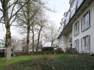<strong>Ruim en stijlvol duplexappartement (bew. opp. ±154 m²) met 3 slaapkamers, gelegen in de standingvolle residentie ‘Versailles’, op slechts 10 minuten van het centrum van Gent.</strong><br /><br />Aan De Sterre bevindt zich dit karaktervolle en lichtrijke hoekappartement, rustig gelegen aan de achterzijde van de residentie. Dankzij de gunstige ligging bevindt het appartement zich in de onmiddellijke nabijheid van het station Gent-Sint-Pieters, het UZ Gent en het ziekenhuis Maria Middelares.<br /><br />De uitstekende bereikbaarheid is een absolute troef, met vlotte verbindingen via de N43, N60, E40 en E17.<br /><br /><strong>Indeling:</strong><br />De duplex omvat een ruime inkomhal met gastentoilet en een praktische berging met aansluiting voor wasmachine en droogkast. De leefruimte is bijzonder ruim en geniet van veel natuurlijke lichtinval, met een duidelijk zit- en eetgedeelte. De aparte keuken is eveneens voorzien van een bijkomende bergruimte.<br /><br />Op de verdieping bevinden zich drie volwaardige slaapkamers en een ingerichte badkamer.<br /><br />Naast het karakter en het goede onderhoud van het gebouw, geniet men ook van het gemeenschappelijke domein en de groene tuinomgeving.<br /><br />Een privatieve kelder en garagebox zijn inbegrepen in de prijs.<br /><br /><strong>Kortom</strong>, een unieke opportuniteit voor wie houdt van authenticiteit en op zoek is naar een ruim appartement met potentieel op een bijzonder gunstige ligging.