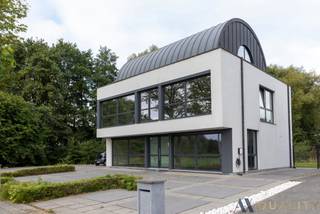 Deze instapklare woning in Hingene (Bornem) biedt een unieke combinatie van wonen en werken, ideaal voor wie op zoek is naar een veelzijdig pand met tal van mogelijkheden. Dankzij de doordachte indeling en centrale ligging is dit de perfecte uitvalsbasis voor een vrij beroep, kantoorruimte of kangoeroewonen. Op het gelijkvloers bevindt zich de inkomhal met toegang tot de kelder en trap naar de verdieping, een aparte bureauruimte die ook dienst kan doen als wachtruimte of praktijkruimte, een keuken, een gastentoilet, een handige vestiaire en een slaapkamer. Op de eerste verdieping vindt u de gezellige leefruimte, een volledig ingerichte keuken, een badkamer, een berging, een centrale hal en twee slaapkamers, waarvan één voorzien is van een ruime dressing. De dakverdieping biedt nog een extra ruimte met aansluitingen voor een keuken of sanitair, ideaal als studio, hobbyruimte of extra slaapkamer. Buiten geniet u van een aangenaam terras achteraan en een aangelegde privéparking voor de woning. De ligging is uitstekend: rustig in de natuur, maar toch vlakbij de N16, wat zorgt voor een vlotte verbinding naar zowel Antwerpen als Brussel. Ook het centrum van Hingene ligt op wandelafstand. Met een gunstig EPC van 111 kWh/m² (UC3286491) is deze woning bovendien energiezuinig en klaar voor de toekomst. Voor meer informatie of het maken van een afspraak voor een bezichtiging, kunt u vrijblijvend contact opnemen via het nummer 03/283.84.84 of per e-mail naar gert@ax-quality.be
