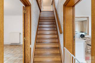 Gedeeltelijk gerenoveerde (vierkants)hoeve, met een potentieel woonoppervlakte van 547m² gelegen op een perceel van 1366m². Een gedeelte van de...