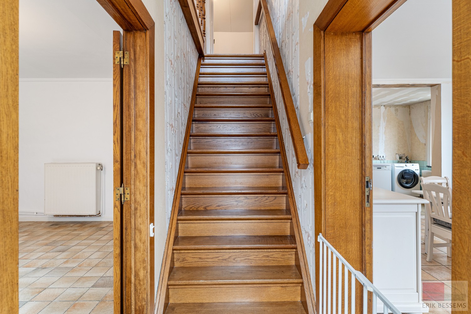 Gedeeltelijk gerenoveerde (vierkants)hoeve, met een potentieel woonoppervlakte van 547m² gelegen op een perceel van 1366m². - photo 2