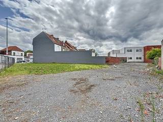 Terrain polyvalent à vendre dans un quartier commercial mais aussi résidentiel sur la Brugsesteenweg à Courtrai. Profitez de l'emplacement...