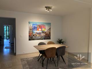 <strong>Dit appartement is beschikbaar vanaf 1 september 2026!<br />Vaste maandelijkse kosten: € 70,00 <br />Maandelijkse provisie verwarming: € 80,00 (je hebt zelf geen gascontract nodig!)</strong><br /><br />Ontdek dit prachtige appartement met twee ruime slaapkamers, ideaal gelegen aan de voet van de levendige winkelstraat van Hasselt. Deze charmante woning combineert comfort, ruimte en een toplocatie in het centrum van de stad.<br /><br />De grote, open leefruimte baadt in het natuurlijke licht en biedt een warme en uitnodigende sfeer – perfect voor gezellige avonden of het ontvangen van gasten. De indeling is doordacht, met voldoende plaats voor zowel een zit- als eetgedeelte. <br /><br />Dankzij de centrale ligging geniet je van alles wat Hasselt te bieden heeft: winkels, horeca, cultuur en openbaar vervoer bevinden zich op wandelafstand. Toch biedt het appartement een rustige thuisbasis, weg van de drukte van de stad.<br />Een ideale woonplek voor wie houdt van het bruisende stadsleven in combinatie met hedendaags wooncomfort.<br /><br />Word jij de nieuwe bewoner van dit prachtig appartement? Surf naar www.vdv-vanderveken.be, kies bij "TE HUUR" voor dit pand en vul de kandidatenfiche in (klik in het gouden balkje op "Ik wil dit pand graag huren!"). Wij contacteren je voor een afspraak!