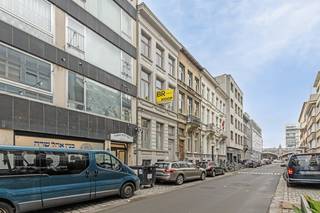 Prachtige Neoclassicistische Burgerwoning in het Hart van Antwerpen. Ontdek deze unieke kans om te wonen in een prachtige stadswoning, gelegen in de charmante Jacob Jacobsstraat. Hoewel deze straat geen zeezicht biedt, ademt zij de romantiek uit die je zou verwachten van een plek genoemd naar de 19e-eeuwse marineschilder Jacob Jacobs. De straat is in 2024 volledig nieuw aangelegd en voorzien van extra groen. Deze woning bevindt zich op een ideale locatie, midden in het bruisende hart van Antwerpen. U bent slechts enkele minuten verwijderd van het Centraal Station, de levendige Kievitbuurt, en het culturele Theaterplein. Aan het einde van de straat ligt het Stadspark, perfect voor joggen, skaten of ontspannen wandelingen.<br /><br />We betreden de woning langs de inkomhal met authentieke elementen en marmeren trap. In de leefruimte is het gezellig vertoeven met de pelletkachel en het natuurlijke zonlicht dat binnenkomt langs zowel de voor- als achtergevel. Verder een open keuken met eethoek. Deze keuken is uitgerust met koelkast, gasfornuis en oven en voldoende opbergruimte. Buiten tafelen op de koer is ook zeker een mogelijkheid want deze is direct toegankelijk langs de keuken.<br /><br />Met de vaste houten trap betreden we de 1ste, 2de en 3de verdieping. De 1ste verdieping biedt ruimte voor 1 volwaardige slaapkamer over de gehele breedte van de voorgevel en ingerichte badkamer. De 2de en 3de verdieping werd volledig omgetoverd tot een afzonderlijke unit met 2 slaapkamers, badkamer en uitgeruste keuken.<br />Verder kan de souterrain gebruikt worden als bureau- of stockageruimte<br /><br />Troeven: -9 zonnepanelen met groenestroomcertificaten en terugdraaiende teller<br />-Lage energiekosten<br />-EPC label B<br />-Toplocatie van de woning<br />-Koer of terras<br /><br />Mis deze unieke kans niet om te wonen in een van de meest gewilde locaties van Antwerpen. Neem vandaag nog contact met ons op voor meer informatie of om een bezichtiging te plannen!
