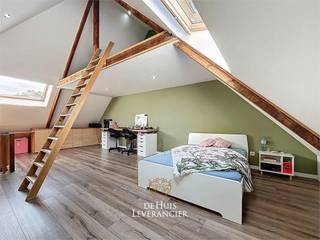 Op wandelafstand van het centrum van Mortsel vind je deze solide, instapklare eengezinswoning boordevol troeven. <br />Gelegen in een rustige straat biedt deze woning de perfecte combinatie van rust en bereikbaarheid. De woning werd volledig gerenoveerd in 2019 en biedt alles wat je nodig hebt voor comfortabel en hedendaags wonen. <br /><br />Indeling:<br />De ruime inkomhal geeft je meteen al een gevoel van ruimte en verbindt de voorste leefruimte; een gezellige plek om te ontspannen of gasten te ontvangen.<br />De keuken werd volledig gerenoveerd in 2019 en is uitgerust met een inductievuur, dampkap met afstandsbediening, dubbele spoelbak, granieten werkblad, combi-oven, koelkast en afwasmachine.<br />Aansluitend vind je de leefruimte met zicht op de tuin. Dankzij de grote ramen baadt deze ruimte in het licht. <br />Aan de zijkant van de woning bevindt zich de garage, die niet alleen plaats biedt aan een wagen maar ook ideaal is als extra berging of hobbyruimte met directe toegang tot het huis en de tuin. <br /><br />Op de eerste verdieping zijn er twee ruime slaapkamers, een handige dressingruimte en een nette badkamer.<br /><br />De zolderverdieping werd ingericht als derde slaapkamer met een mezzanine die zich uitstekend leent tot extra slaap- of logeerhoek. <br /><br />Troeven:<br />- volledig gerenoveerd in 2019<br />- instapklaar en verzorgd<br />- 3 slaapkamers + dressing + mezzanine<br />- onderhoudsviendelijke tuin met terras<br />- grote garage<br />- rustige ligging<br />- op wandelafstand van het centrum, scholen, winkels en openbaar vervoer<br />- spoorweg ligt aan de voorkant en is lager gelegen dan de woning = minimale geluidsimpact<br />- vlotte verbinding naar Antwerpen en omliggende gemeenten<br /><br />Kortom: een woning met karakter, comfort en een uitstekende ligging! Ideaal voor wie op zoek is naar een warme thuis op een strategische locatie.<br /><br />EPC :  350 kWh/m2 (Label D)<br />Stedenbouwkundige inlichtingen in aanvraag<br />Waterinfo : P-Score = A, G-Score = A<br /><br />Dit is niet wat je zoekt ? Al gehoord van AANKOOPBEGELEIDING ?   Wij zoeken, bezoeken en onderhandelen mee met jou voor eigendommen die worden aangeboden door particulieren, andere makelaars of eigendommen die zelfs (nog) niet te koop staan?<br />Vraag meer informatie over aankoopbegeleiding via welkom@dehuisleverancier.be of 0489/069.000<br /><br />de Huisleverancier : Persoonlijk, voor iedereen Service, Kwaliteit en Vertrouwen !<br />