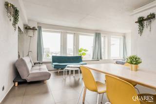 <p>Quares - TREVI Groep presenteert :<br />Instapklare opbrengsteigendom met 3 vergunde luxe Airbnb-units – vlakbij Centraal Station en Operagebouw</p>
<p>Bent u op zoek naar een zorgeloze en rendabele investering op een absolute toplocatie in het hart van Antwerpen? Dan is dit unieke appartement op de 7e verdieping aan de Frankrijklei 8 precies wat u zoekt.</p>
<p>Deze eigendom omvat één kadastraal perceel, professioneel opgedeeld in 3 moderne Airbnb-units (Appartement A, Studio B en Studio C), volledig gerenoveerd, stijlvol ingericht en momenteel continu verhuurd. Alles wordt beheerd door een gespecialiseerd kantoor dat instaat voor volledig beheer én poetsdienst – u hoeft zich dus nergens zorgen over te maken. Momenteel wordt het appartement verhuurd.</p>
<p><br /><span>Ligging & omgeving</span></p>
<p>Deze eigendom is gelegen op een absolute toplocatie:</p>
<p>- Op enkele stappen van Antwerpen-Centraal Station</p>
<p>- Tegenover het prachtige Operagebouw</p>
<p>- Vlakbij de Meir, de zoo van Antwerpen, ruime ondergrondse parking, trams, bussen en alle stadsvoorzieningen</p>
<p></p>
<p><span>Indeling van de eigendom</span></p>
<p><strong>Appartement A – ca. 60 m²</strong></p>
<p>-Zeer ruime en lichtrijke leefruimte met salon en eethoek</p>
<p>-Moderne keuken met kookeiland, ingebouwde koelkast met vriesvak, vaatwasser, microgolfoven en veel kastruimte</p>
<p>-Grote slaapkamer met ruimte voor dubbel + enkel bed</p>
<p>-Extra slaapmogelijkheid in de living</p>
<p>-Badkamer met douche en lavabo</p>
<p>-Aparte toilet met lavabo</p>
<p></p>
<p><strong> Studio B & Studio C – elk ca. 41 m²</strong></p>
<p></p>
<p>Deze studio’s zijn elkaars spiegelbeeld met zicht op het Operagebouw.</p>
<p>-Ruime leefruimte met veel lichtinval en volledig uitgeruste keuken met kookeiland.</p>
<p>-Ruime slaapkamer</p>
<p>-Badkamer met douche en lavabo.</p>
<p>-Aparte toilet met lavabo</p>
<p></p>
<p><span>Troeven op een rijtje</span></p>
<p>-Instapklare Airbnb-units – volledig gemeubileerd en afgewerkt</p>
<p>-Zorgeloos beheer via professioneel kantoor (optioneel)</p>
<p>-Constante verhuur en uitstekende huuropbrengsten</p>
<p>-Topligging in het centrum van Antwerpen</p>
<p>-Prachtig uitzicht op het Operagebouw</p>
<p>-Gunstig EPC</p>
<p>-Conforme elektrische keuring</p>
<p></p>
<p>Een buitenkans voor slimme investeerders</p>
<p>Of u nu op zoek bent naar een hoog renderende vastgoedbelegging of een zorgeloze instap in de verhuurmarkt, dit pand combineert locatie, comfort en rendement op een manier die zelden voorkomt.</p>
<p></p>
<p>Contacteer ons vandaag nog voor meer info of een bezoek!</p>