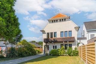 <p><span>Deze verzorgde gezinswoning straalt ruimte en wooncomfort uit vanaf het eerste moment. Met een bewoonbare oppervlakte van 254 m² op een perceel van 793 m² geniet u hier van een aangename combinatie van royale leefruimtes, hedendaags comfort en een uitstekende staat van onderhoud.</span></p>
<p><span>De leefruimte vormt samen met de vernieuwde keuken en de leefveranda het kloppende hart van de woning. Dankzij de open verbinding tussen deze ruimtes ontstaat een bijzonder aangenaam gevoel van ruimte en licht. De veranda zorgt voor een natuurlijke overgang tussen binnen en buiten en biedt het hele jaar door een prachtig uitzicht op de tuin.</span></p>
<p><span>De keuken werd ongeveer tien jaar geleden volledig vernieuwd en is uitgerust met kwalitatieve toestellen. Recente vernieuwingen, waaronder de oven en het ingebouwde koffieapparaat, zorgen voor extra comfort in het dagelijkse gebruik.</span></p>
<p><span>Met vier ruime slaapkamers en twee badkamers beschikt deze woning over alle troeven voor een comfortabel gezinsleven. De royale kamers bieden voldoende mogelijkheden voor gezinnen die extra ruimte wensen voor hobby's, thuiswerk of logies.</span></p>
<p><span>Ook buiten komt de woning volledig tot haar recht. De ruime tuin vormt een aangename plek om te ontspannen, te spelen of gezellig samen te komen. Dankzij de goede toegankelijkheid en de aanwezige garage geniet u bovendien van extra praktisch comfort.</span></p>
<p><span>De woning is niet alleen ruim en verzorgd, maar ook voorbereid op de toekomst. Met een EPC-label B, conforme elektriciteit, zonnepanelen, een zonneboiler, muurisolatie en dakisolatie profiteert u van een energiezuinige woonomgeving en een lagere energiefactuur.</span></p>
<p><span>De centrale ligging zorgt ervoor dat alle dagelijkse voorzieningen vlot bereikbaar zijn, terwijl u thuis geniet van rust, ruimte en een aangename woonbeleving. Een woning die klaar is om nieuwe bewoners jarenlang woonplezier te bezorgen.<br /><br /></span>Neem contact met Domestic makelaars voor meer informatie en bezichtiging. 014 61 03 86.</p>