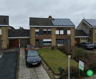 Deze ruime woning is gelegen op een uiterst centrale ligging in één rustige wijk, dit kortbij het centrum, Bosmolens, autosnelweg, winkels en scholen! De ligging is dus uiterst optimaal en centraal! <br />De woning bestaat uit: ruime voortuin - lange oprit - inkomhal - apart toilet - lichtrijke living - keuken - kelder - garage - wasplaats - veranda - terras - tuin - tuinhuis. <br />Op de eerste verdieping nachthal - 3 volwaardige slaapkamers - badkamer. <br />Via een schuiftrap is er toegang tot de geïsoleerde zolder. <br /><br />Troeven:<br />- Geïsoleerd dak en dubbele beglazing<br />- Gunstige ligging in één rustige wijk! <br />- Constructie in beton<br /><br />Breng snel een bezoek en neem contact op met Louis: 0493/401330 - louis@vastgoedsinnaeve.be