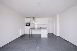 <p><span>Bent u op zoek naar een recent en energiezuinig appartement (2020) in het centrum van Temse? Ontdek dan zeker dit appartement! </span></p><p><span> </span></p><p><span>Enkele troeven op een rij:</span></p><ul><li><span>Centrale ligging: vlot bereikbaar met openbaar vervoer en via de N16</span></li><li><span>Winkels vlakbij</span></li><li><span>Recente Nieuwbouw</span></li><li><span>Energiezuinig (E-peil 38)</span></li><li><span>Kleinschalig gebouw met lage gemeenschappelijke kosten</span></li><li><span>Aanwezigheid parking achteraan</span></li></ul><p><span> </span></p><p><span>Het appartement is gelegen op de tweede verdieping en is als volgt ingedeeld:</span></p><p><span>Inkom met apart toilet, leefruimte met mooie open ingerichte keuken (kookvuur, dampkap, oven, koelkast, vaatwasser).</span></p><p><span>Berging, slaapkamer, badkamer (lavabomeubel + inloopdouche).</span></p><p><span> </span></p><p><span>Verder kan dit appartement gebruik maken van een parking en ook van een fietsenberging + afvalberging.</span></p><p><span> </span></p><p><span>Dank zij de nieuwste isolatie en ventilatie technieken is het appartement ook zeer energiezuinig! </span></p><p><span>Het appartement is bovendien voorzien van zonnepanelen.</span></p><p><span> </span></p><p><span>Momenteel is het appartement verhuurd voor €750 wat een aantrekkelijk huur rendement genegeerd.</span></p><p><span> </span></p><p><span>Vraagprijs: € 215.000 </span></p><p><span> </span></p><p><span>Contacteer Axel Lenaerts voor meer info of een bezoek!</span></p><p><span> </span></p><p><span> </span></p>