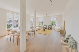 <p><strong>Instapklaar luxe-appartement onder registratierechten </strong></p><p></p><p>Ontdek het allerlaatste beschikbare appartement in MERCIER, een exclusief nieuwbouwproject aan het Kardinaal Mercierplein in Mechelen. Dit hoogwaardige appartement is volledig afgewerkt, professioneel geschilderd, voorzien van stijlvolle verlichting en onmiddellijk beschikbaar bij akte. Je hoeft enkel nog te verhuizen.</p><p>Dankzij geothermie, vloerverwarming en -koeling, ventilatiesysteem D en domotica geniet je van een uitzonderlijk wooncomfort én een laag energieverbruik.</p><p>De centrale ligging combineert de charme van een karaktervolle buurt met alle voorzieningen op wandelafstand. Winkels, horeca, het station en de Mechelse binnenstad liggen vlakbij.</p><p>Een belangrijk financieel voordeel is dat dit appartement wordt aangekocht onder het registratiestelsel en dus niet onder het btw-stelsel. Zo bespaar je aanzienlijk op de aankoopkosten ten opzichte van een klassieke nieuwbouwaankoop.</p><p>Ben je op zoek naar een zorgeloos, instapklaar appartement op een toplocatie? Plan vandaag nog je bezoek en ontdek deze unieke laatste kans in MERCIER.</p>