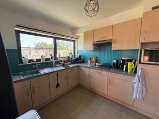 Bent u op zoek naar een comfortabele en rustig gelegen thuis? Dit energiezuinige appartement in Hasselt combineert een rustige woonomgeving in een doodlopende straat met de directe nabijheid van het bruisende stadscentrum. Dankzij de uitstekende ligging zijn winkels, scholen en het openbaar vervoer vlot bereikbaar. Dit kwalitatieve appartement is de ideale match voor wie houdt van comfort en een strategische ligging.<br /><br />Indeling:<br /><br />Verdiep +1:<br /><br />- inkomhal<br />- berging<br />- Lichtrijke leefruimte <br />- keuken<br />- 2 slaapkamers<br />- badkamer met ligbad<br />- toilet<br />- terras<br /><br />Verdiep -1: <br /><br />- kelderberging<br />- staanplaats<br /><br /><br />De snelste manier om een bezoek te brengen aan dit appartement? Vraag je bezoek aan via de rode knop op onze website (www.dewaele.com).<br /><br />Telefonisch kunnen er geen afspraken gemaakt worden. Bij andere vragen kun je ons telefonisch contacteren via 011 30 50 50.<br /><br />Tot binnenkort<br />