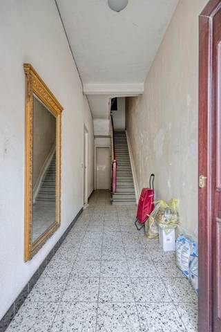 Elegant townhouse with garden in the heart of Schaerbeek
Discover this charming townhouse with an intimate city garden, ideally located in a lively neighbourhood close to shops, pharmacies, banks and schools — all within walking distance. The property can also be used as two officially approved apartments, making it a great opportunity for investors or multi-generational families.
Enjoy one of Schaerbeek’s green gems: the beautiful Josaphat Park is just a short stroll away.