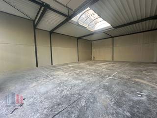 Nieuwbouw KMO-unit van 237 m² en 2 privatieve parkeerplaatsen te koop in Wevelgem.De geïsoleerde casco magazijnruimte is opgebouwd uit een...
