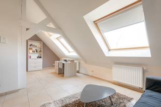 ENKEL VOOR STUDENTEN!<br />Deze bemeubelde studentenkamers zijn gelegen in een verzorgd studentengebouw met +/- 13 studentenkamers. Elke kamer is standaard bemeubeld maar alle kamers zijn verschillend van indeling en grootte. Deze studentenkamers zijn strategisch gelegen en bevinden zich over het busstation en het treinstation van Leuven en op wandelafstand van het bruisende stadscentrum (winkels, restaurants, sportfaciliteiten…) en in de onmiddellijke omgeving van campussen.<br /><br />Elke verdieping bestaat uit 6 studentenkamers met een gemeenschappelijke eetplaats, gemeenschappelijke geïnstalleerde keuken, terras en gemeenschappelijk sanitair. Deze gemeenschappelijke ruimtes moeten gedeeld worden met 5 medestudenten.<br />Dankzij de gemeenschappelijke keuken, eetplaats en het gemeenschappelijke terras zal je snel kennis maken met de medebewoners.<br /><br />Kamer 301: basishuurprijs 600 EUR / maand + kosten<br />incl. internet + maandelijkse provisie van 70 EUR voor EGW (elektriciteit, gas en water).<br />De studentenbelasting (éénmalige kost) van 190 EUR wordt apart aangerekend.<br /><br />Alle kamers zijn beschikbaar vanaf 15 september 2026. <br /><br />Heeft u interesse in deze studentenkamers? Contacteer ons voor meer informatie of een bezichtiging ter plaatse! info@covas.be // 016 40 60 20 // www.covas.be