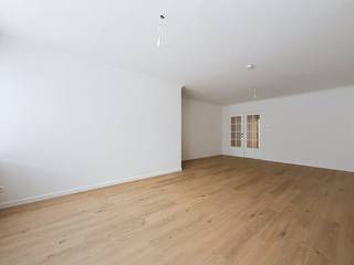Bent u op zoek naar een instapklaar en modern appartement in Deurne? Het pand werd in 2026 gerenoveerd en is gelegen in een rustige woonwijk.Het appt. grenst aan een groene parkzone; winkels en openbaar vervoer zijn vlakbij gelegen.Appartement op de tweede verdieping met lift:- inkomhal met ingemaakte kasten- zeer ruime leefruimte op hoogwaardige vinylvloer met authentiek schouwelement- modern ingerichte keuken voorzien van alle nodige toestellen; kookplaat, ijskast met vriezer, vaatwasser, spoelbak, combioven en voldoende kastruimte- slaapkamer 1 (ca. 14m²) met directe toegang tot het terras- slaapkamer 2 met ingemaakte kast.- moderne badkamer met kwalitatieve afwerking, grote inloopdouche en enkel lavabomeubel. In de badkamer ook een ingemaakte kast met aansluiting voor wasmachine en droogkast- ruim terras met extra opbergruimte.Bijzonderheden:- EPC B: glas achteraan wordt nog vervangen- huurprijs is inclusief de ruime, afzonderlijke garage - gemeenschappelijke kosten 70 eu/maand, inclusief privé waterverbruik- per direct beschikbaarBen je geïnteresseerd om dit vastgoed te huren in Deurne? Aarzel dan niet om ons te contacteren.Had je graag een gratis schatting van uw eigendom via ons immokantoor? Mail naar deurne@dewaele.com