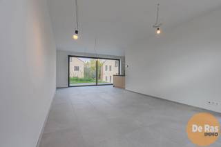 HERZELE - Ontdek <strong>Woonpark Truweel</strong>, een uniek woonproject in het hart van Herzele met 18 Bijna-Energie-Neutrale (BEN) woningen. Hier geniet je van toekomstgericht comfort, energiezuinig wonen en een aangename groene leefomgeving.<br /><br />
<h3><strong>Comfortabel & toekomstgericht wonen</strong></h3>
Elke woning is uitgerust met de <strong>nieuwste technologieën</strong> voor een <strong>maximaal wooncomfort</strong> en een minimaal energieverbruik: geothermische warmtepomp met koeling, zonnepanelen, vloerverwarming in alle leefruimtes, ventilatiesysteem D met warmterecuperatie, regenwaterput, laadvoorziening voor elektrische wagen,... De woningen zijn <strong>licht, ruim en functioneel ingedeeld</strong> met hoogwaardige afwerking. Elke woning beschikt over een <strong>privéparkeerplaats </strong>en een aparte berging, ideaal voor fietsen, tuinmateriaal of extra opslagruimte.<br /><br />
<h3><strong>Samen genieten van groen & ruimte</strong></h3>
Geniet van het beste van twee werelden: een <strong>ruime gemeenschappelijke tuin</strong> waar bewoners kunnen ontspannen, samenkomen of kinderen veilig kunnen spelen en <strong>een privé terras</strong> bij elke woning voor je eigen rustmomenten. Daarnaast is er een <strong>polyvalente ruimte</strong> op het domein, perfect als ontmoetingsplaats, coworking plek, of voor gemeenschappelijke activiteiten.<br /><br />
<h3><strong>Centrale ligging & slimme investering</strong></h3>
Dankzij de uitstekende verbindingen ben je in een mum van tijd in <strong>Aalst, Zottegem of Gent</strong>. Zo woon je rustig en groen, zonder in te boeten op mobiliteit. Door het gunstig E-peil geniet je bovendien van korting op de onroerende voorheffing gedurende de eerste vijf jaar. <br /><br />Kortom: wonen zoals het hoort. Duurzaam, comfortabel en verbonden!<br /><br />Ontdek jouw nieuwe thuis vandaag! <br />Bel ons voor meer informatie of een bezoek: <strong>053 / 60 65 60</strong>.