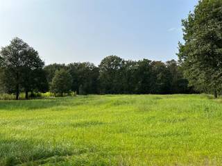 Een omheind perceel weiland van 7.627m² met schuilhok gelegen tussen de Jantoomesdreef en de antitankgracht.Het betreft een licht en open perceel in...